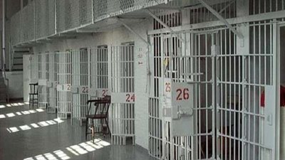 رجل يحتجز أخصائية نفسية كرهينة في سجن شمال ألمانيا