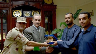 َمحافظ أسيوط يستقبل أسرة الشهيد 