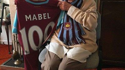 وفاة أكبر مشجعة لـ وست هام يونايتد عن عمر 102 عامًا