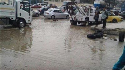 الدفع بـ 3 سيارات لسحب مياه كسر ماسورة بطريق السويس