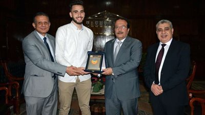 طالب بتجارة طنطا يعثر على 25 ألف جنيه.. ورئيس الجامعة يكرمه