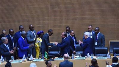 بالصور.. لحظة تسلم السيسي رئاسة الاتحاد الأفريقي