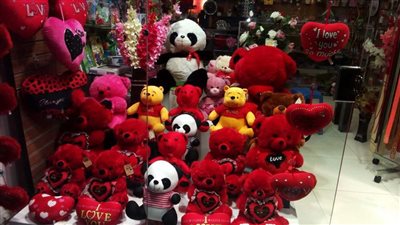 للعشاق.. قائمة بالهدايا المناسبة لعيد الحب