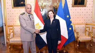 الفريق أول محمد زكي يعود إلى القاهرة بعد زيارته لفرنسا