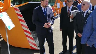 بالصور.. العصار يقوم بجولة تفقدية في شركة 