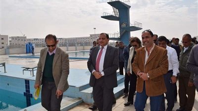 رئيس جامعة بنى سويف يشهد التشغيل التجريبي لحمام السباحة الأوليمبي