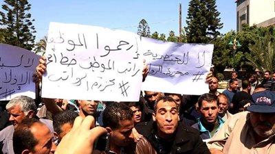 احتجاجات في مدارس قطاع غزة بسبب قطع الرواتب