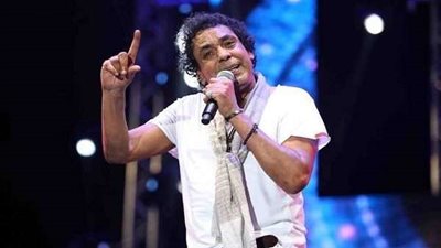 أحد أعضاء الفرقة الموسيقية لمحمد منير يوضح حقيقة إصابته بوعكة صحية