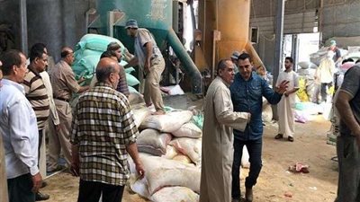ضبط 5 طن دقيق بلدي مدعم داخل مصنع لتصنيع الأعلاف الحيوانية بمركز فاقوس