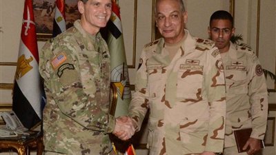 وزير الدفاع ورئيس الأركان يلتقيان قائد القيادة المركزية الأمريكية