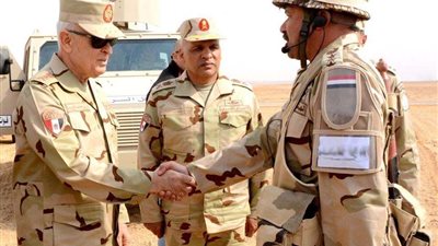 رئيس الأركان يشهد إحدى المراحل الرئيسية للمناورة 