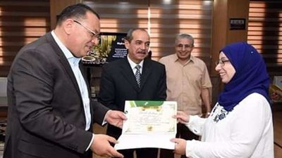 محافظ الشرقية يٌكرم موظَفَين بالديوان لبلوغهم السن القانوني للمعاش