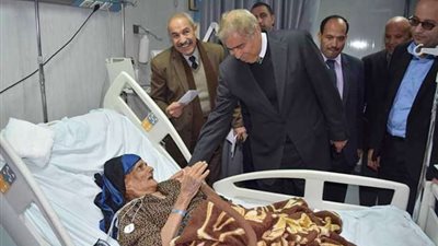 محافظ المنيا يتابع العمل بأقسام مستشفى جراحات اليوم الواحد