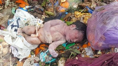 العثور على طفلة حديثة الولادة وسط 