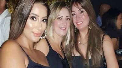 نرمين الفقي تحتفل بعيد ميلادها الـ 47 وسط أصدقائها