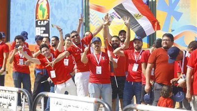 بالصور.. استمرار توافد الجماهير على استاد القاهرة قبل غلق باب الدخول