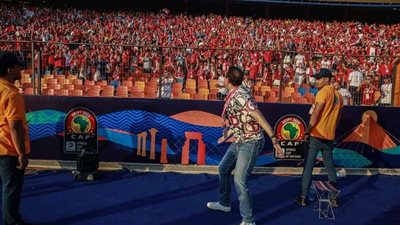 بالصور.. حكيم يشعل حماس الجماهير قبل افتتاح الكان