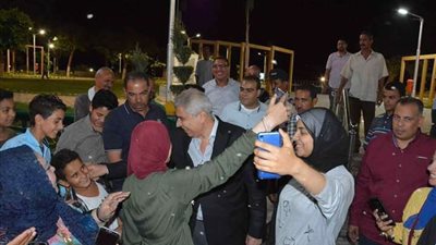 محافظ المنيا يلتقي بالمواطنين خلال جولته بالمحافظة