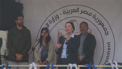 البيئة: أخذ عينات من تلوث زيتي بالطور لمعرفة مصدره