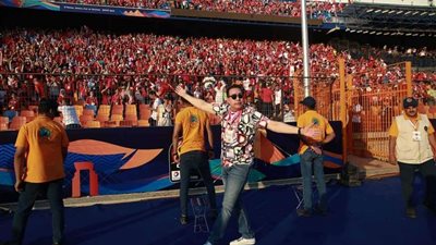 بالفيديو.. حكيم يشعل حماس الجماهير قبل افتتاح أمم أفريقيا 2019