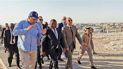 بالصور.. رئيس موزمبيق يزور الأهرامات