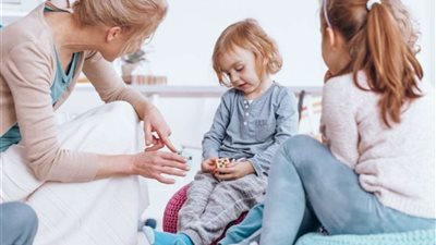 للأمهات.. روشتة تربوية للتخلص من خجل وانطواء الأطفال