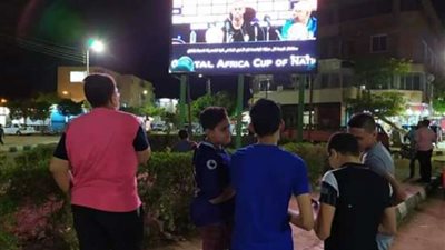 جماهير الوادى الجديد أمام الشاشات العملاقة لمشاهدة أولى مباريات الأمم الأفريقية