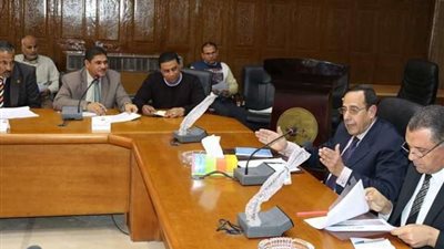 محافظ شمال سيناء يناقش آلية تطوير قرية التلول ببئر العبد