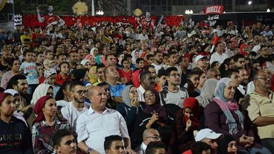 بالصور..  مئات الجماهير أمام الشاشات بنادي الجزيرة لمتابعة مباراة المنتخب الوطني