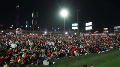 الآلاف يتابعون الشوط الثاني من مباراة مصر وزيمبابوي بمركز شباب الجزيرة.. (صور)