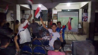 عريس وعروسة يشاهدان مباراة مصر في إحدي مراكز الشباب ببنها