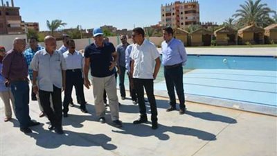 محافظ الوادي الجديد يتفقد أعمال تطوير الاستراحة الممتازة بالخارجة