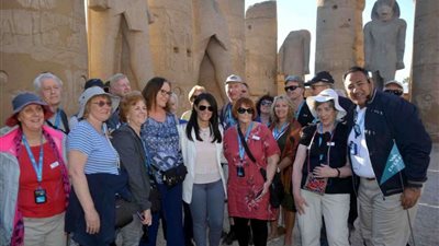 وزيرة السياحة تلتقي مجموعة من السائحين المتواجدين بمعبد الأقصر