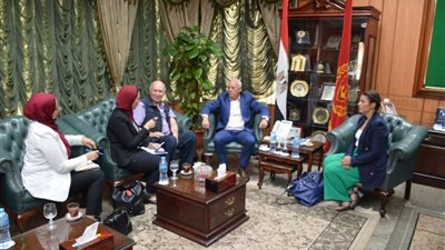 محافظ بورسعيد يلتقي مسئولي برنامج 