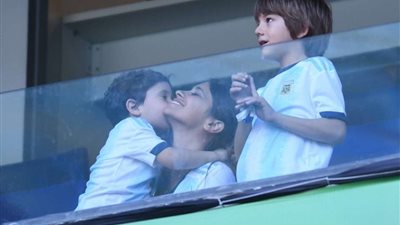 بالصور.. زوجة ميسي تسانده من المدرجات أمام قطر