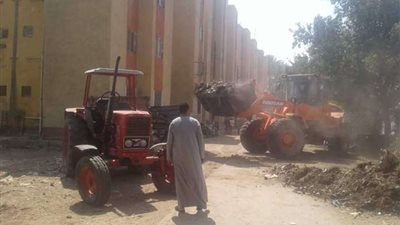 حملات نظافة وإزالة المواد الصلبة بقرى مركز ملوي بالمنيا