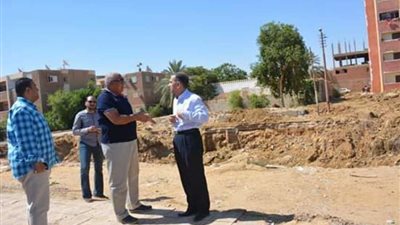 الزملوط يتفقد موقع مشروع بيتك بإيدك في الخارجة