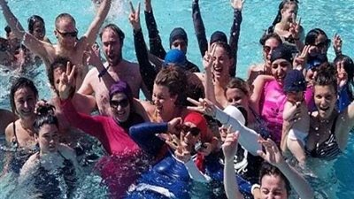 بالفيديو.. مسلمات يتحدين حظر ارتداء المايوه الشرعي في فرنسا