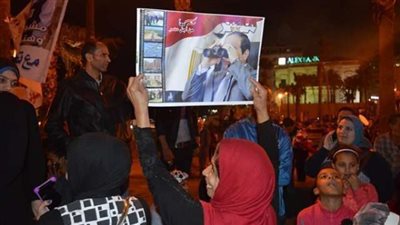 احتفالات المصريين بالإسكندرية عقب إعلان فوز السيسي في الانتخابات الرئاسية..(صور)