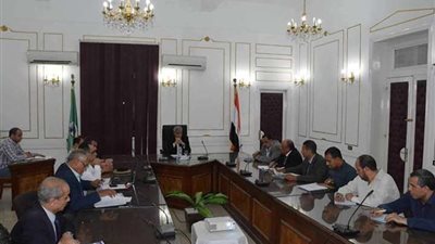 محافظ المنيا يناقش لائحة العمل الجديدة لتطوير مشروع النقل الجماعي