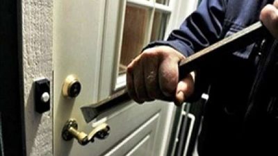 القبض على عاطل لسرقته 7 آلاف جنيه من شقة سكنية بالنزهة