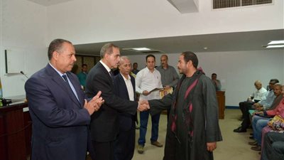 محافظ أسيوط يسلم 10 عقود تقنين جديدة لواضعي اليد بـ 6 مراكز