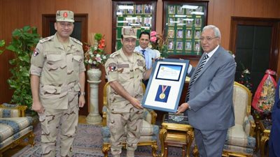 محافظ الدقهلية يكرم المستشار العسكري للمحافظة