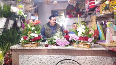 في عيد الحب.. بوكية الورد بـ 250 جنيه.. وصاحب المحل: الإقبال مقبول