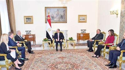 السيسي يستقبل مفوض الاتحاد الأوروبي لشئون الهجرة والمواطنة