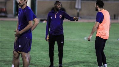 ثلاثي الأهلي يغيبون عن تدريبات الفريق