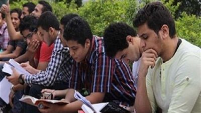 طلاب الثانوية العامة يؤدون امتحان مادتي الكيمياء والجغرافيا