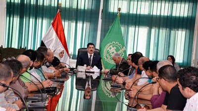 محافظ القليوبية يجتمع مع أصحاب المحلات بمدينة بنها لتفعيل طلاء المباني