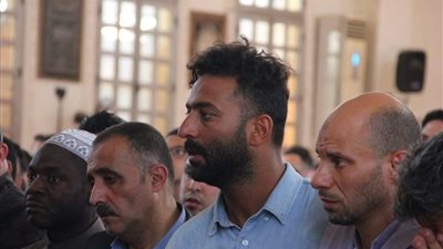 بالصور.. تشيع جثمان والد ميدو من مسجد السلام بمدينة نصر