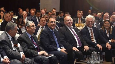 بالصور.. وزير الاقتصاد الألماني يشيد بالعمالة المصرية المدربة